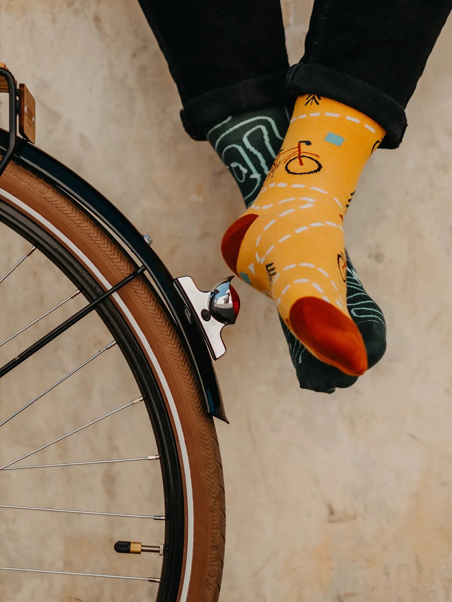 regular-socks-on-the-road-02-97/9769c91a199e9aea3447f03424c756ddf1dc2f71
