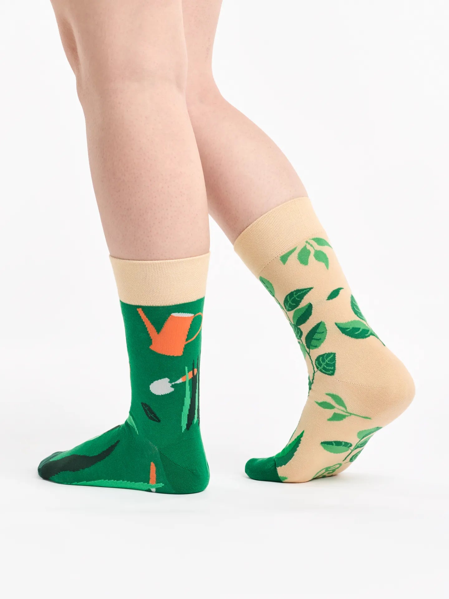 regular-socks-in-the-garden-02-7d/7d3514e41b4da6a8d3d2dc3774b997b7b94773e6