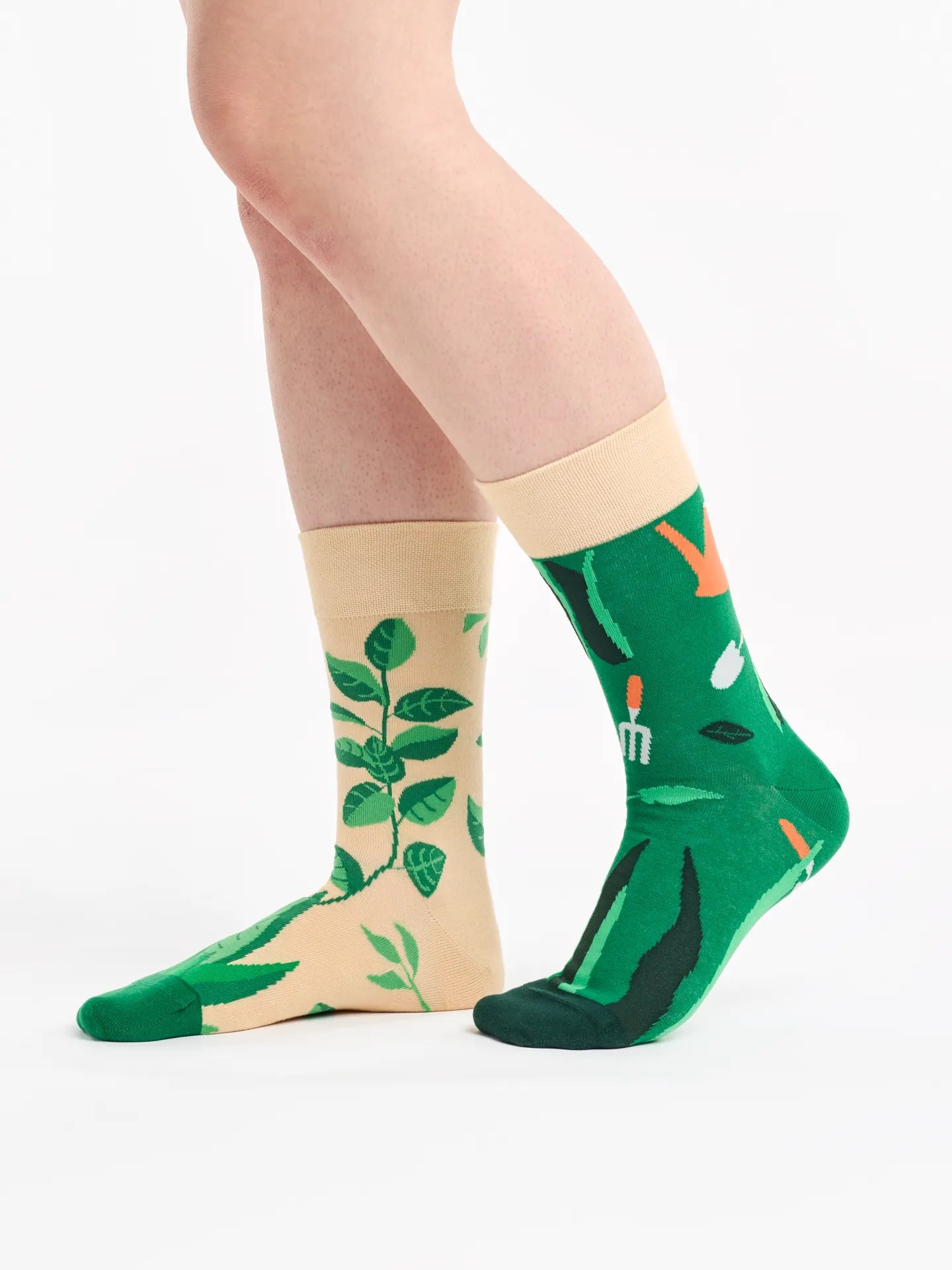regular-socks-in-the-garden-02-c9/c9e8acb7736a1f404d676c7d90e8be7fc4f95f24